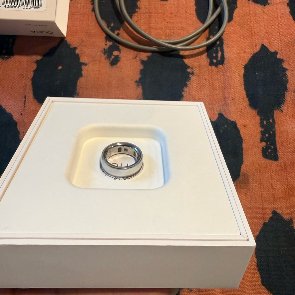 OURA RING 4 Size 8 - Picture 4 of 5